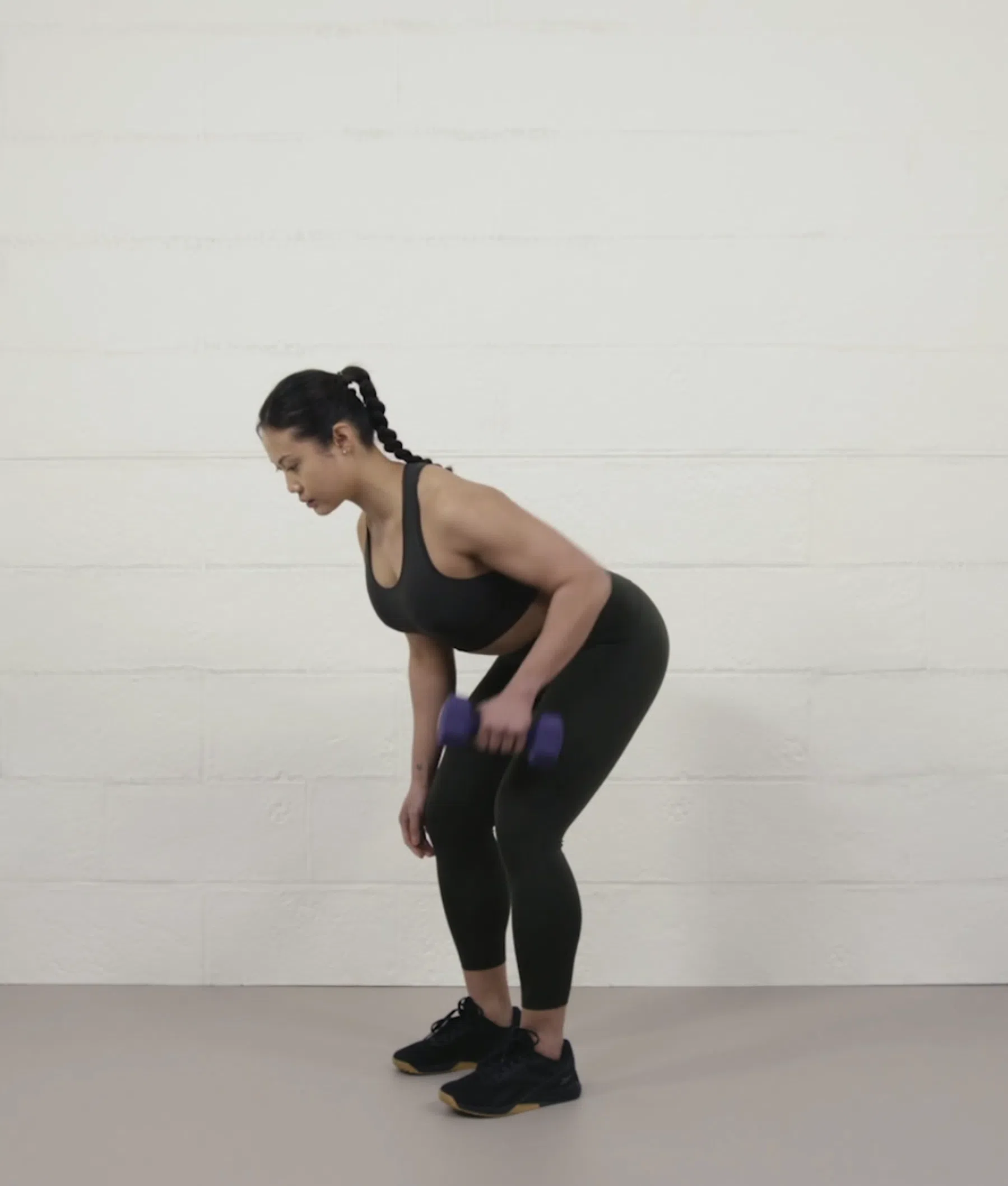 vrouw doet dumbbell bent-over row